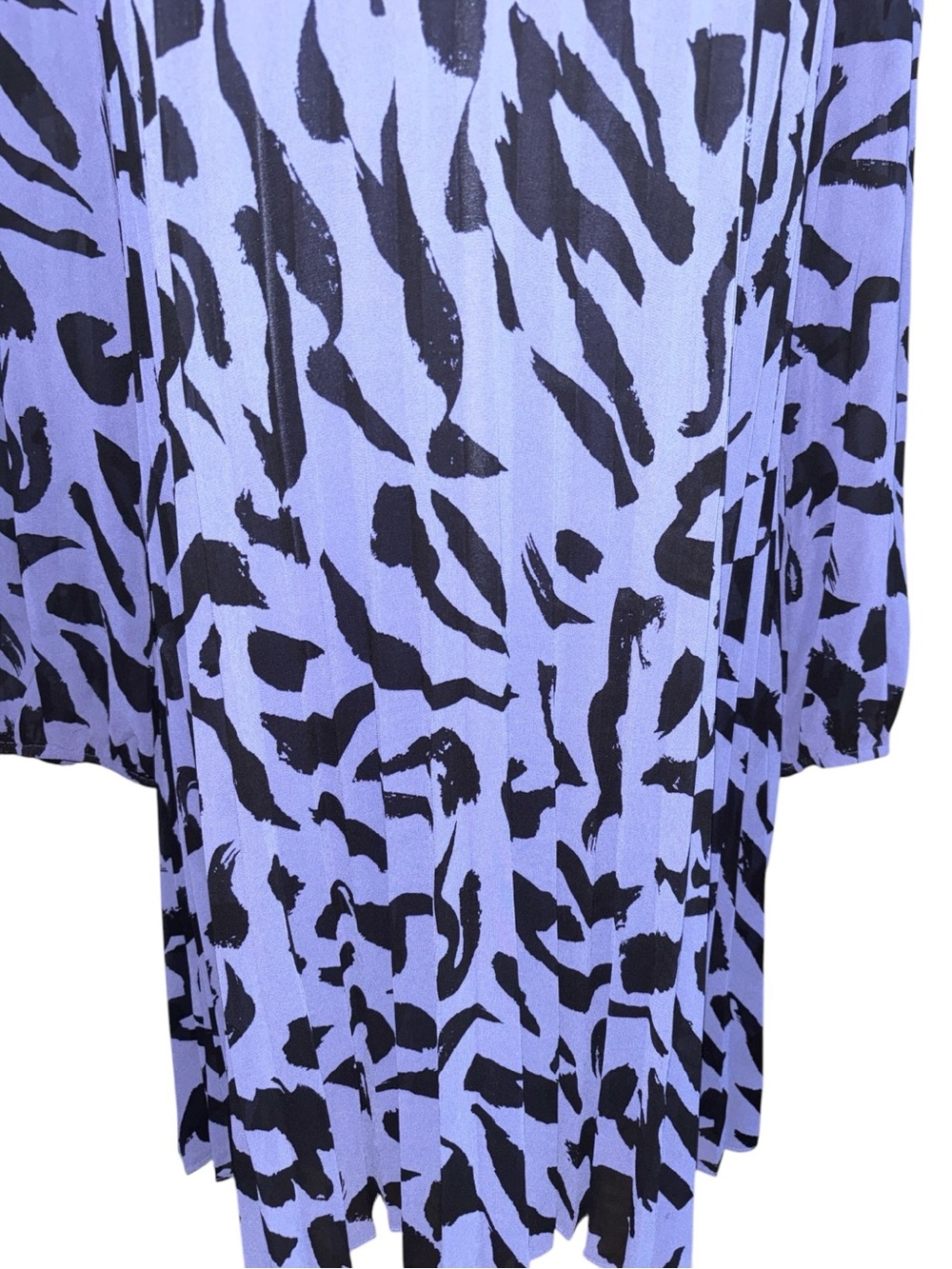 Nine West Lavender and Black Abstract Print Top, P2P:22”, L:36”, NWOT - Picture 8 of 12